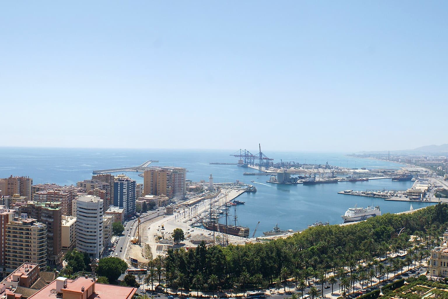 Panorama over Málaga sentrum, havnen og Middelhavet