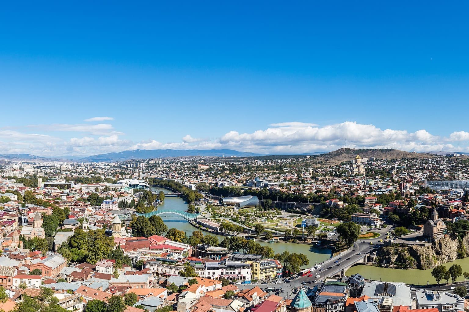 Panorama over Tbilisi med Kura-elven og Fredsbroen