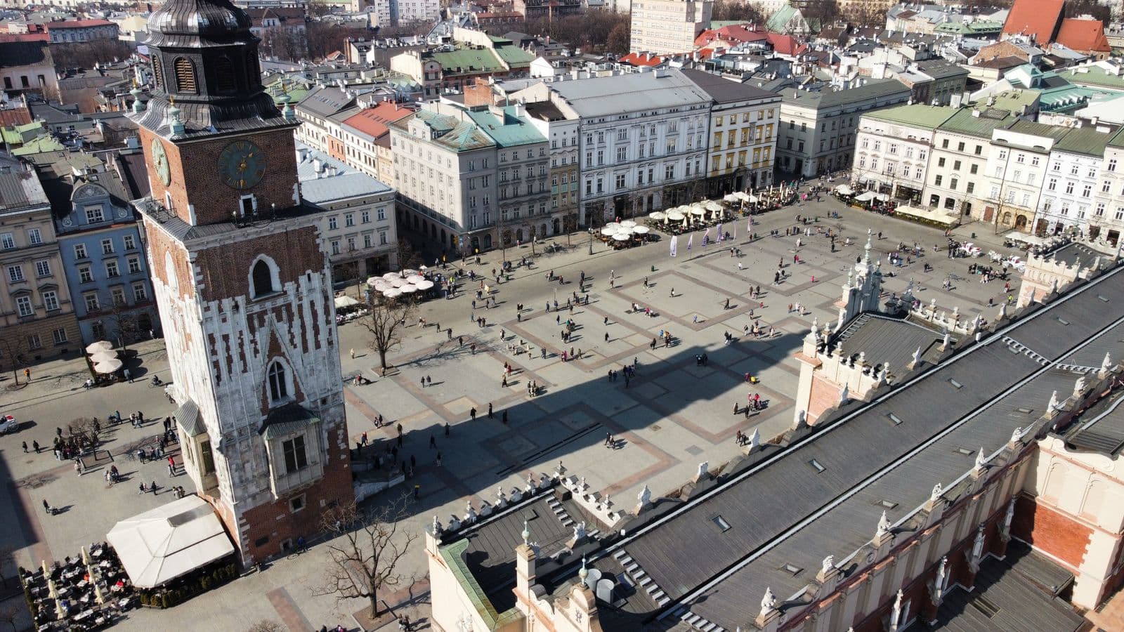 Rådhustårnet og markedsplassen i Krakow sett ovenfra