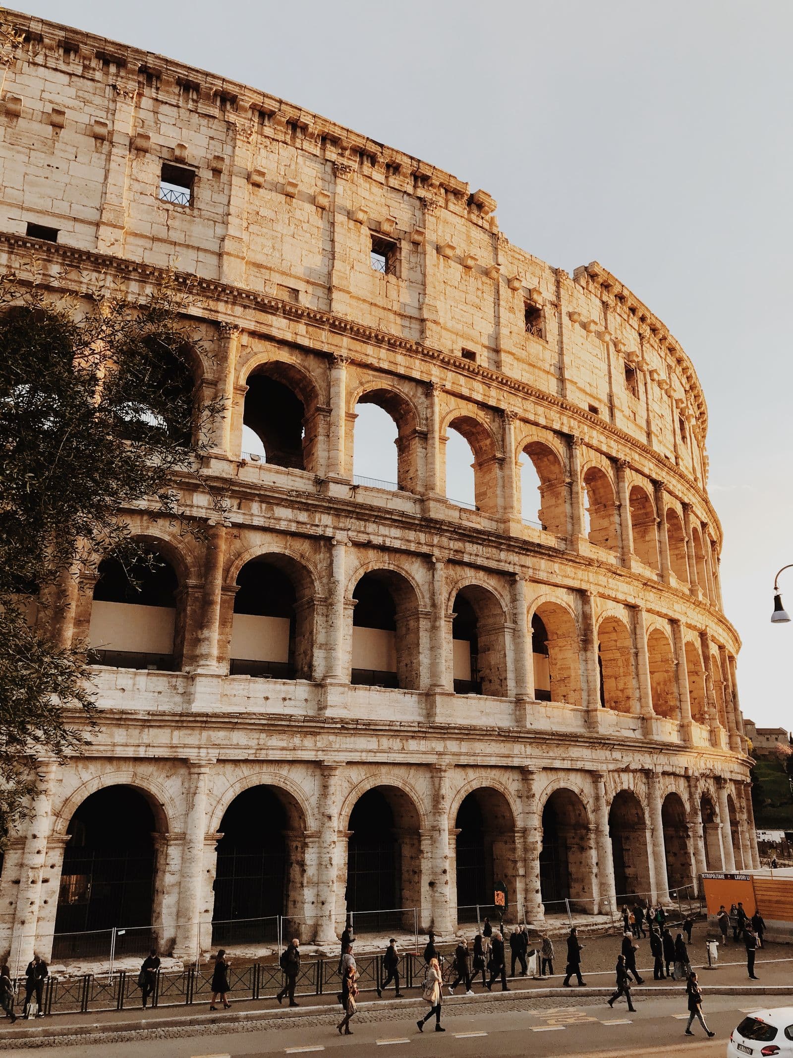 Colosseums buer og fasade i Roma